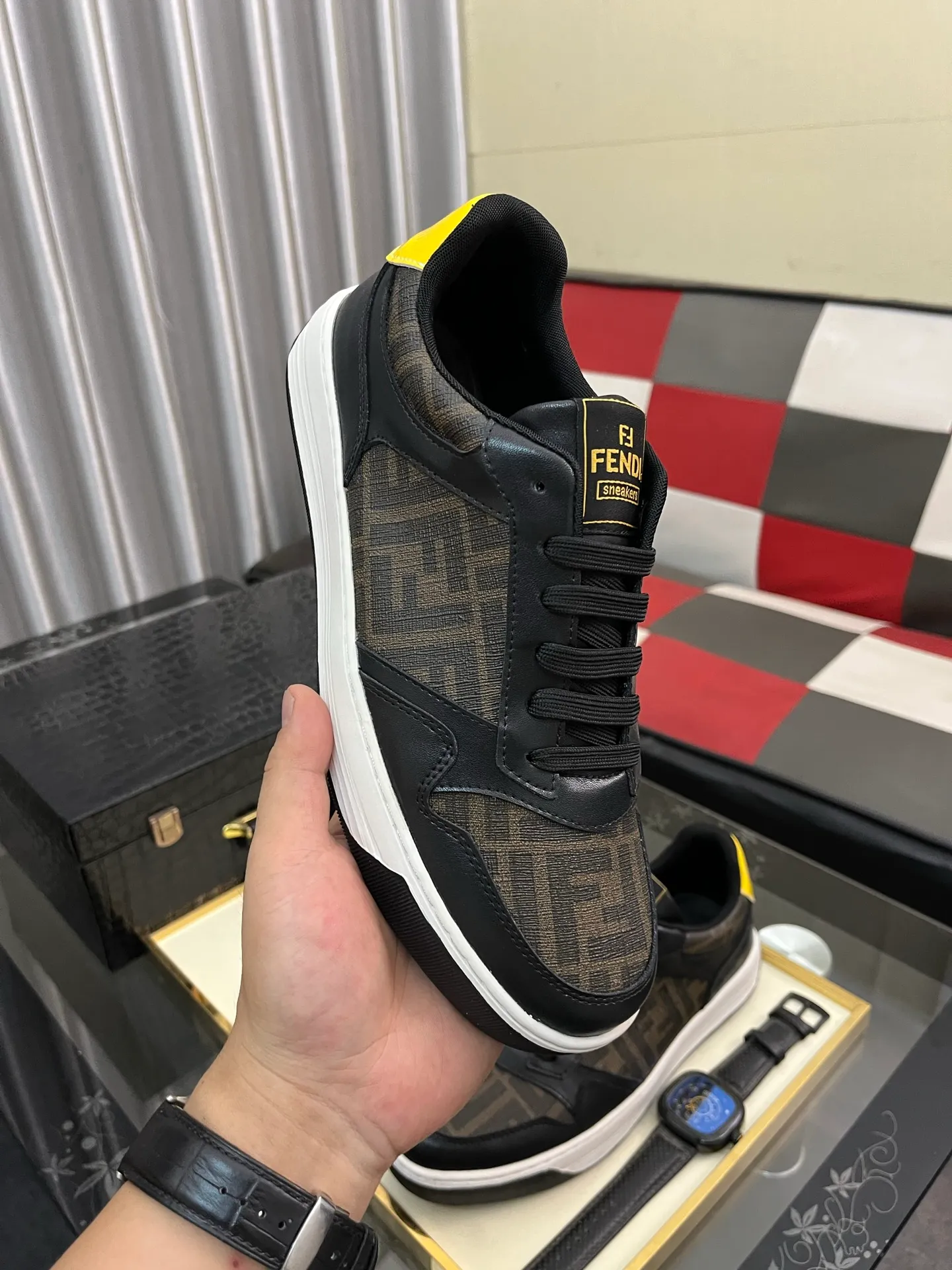 Men's Men's Shoes💰420⌚️⌚️[Fendi] Fendi's latest casual shoes for men! Available at counters simultaneously! A one-to-one replica of the original. Made entirely of imported top-grain calfskin, the interior is made of top-grain water-dyed cowhide, and the original factory-supplied rubber outsole. Leading new fashion concepts. Matching code: 38-443️⃣Colors available